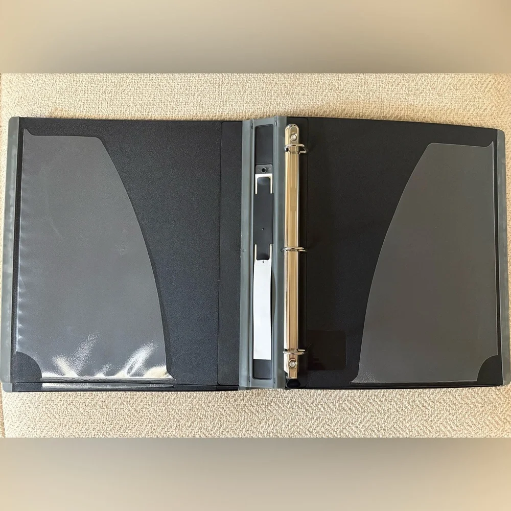 Staples 3 Black Binders with Avery Shipping Labels NWT❣️
